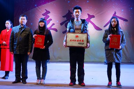 团委张衡宇书记为“五四红旗团委”及“暑期优秀社会实践团队”颁奖